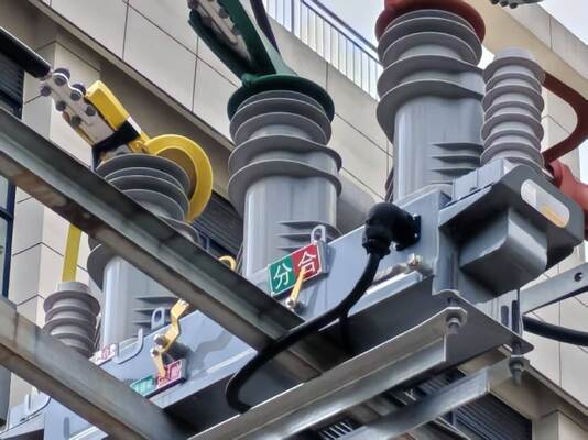 220VAC ± 10% Điện áp đầu ra IP67 Kiểm soát nước tiêu thụ điện năng cực thấp (~ 6W) Thiết bị cung cấp điện cho Recloser với Capacitive Voltage Extraction